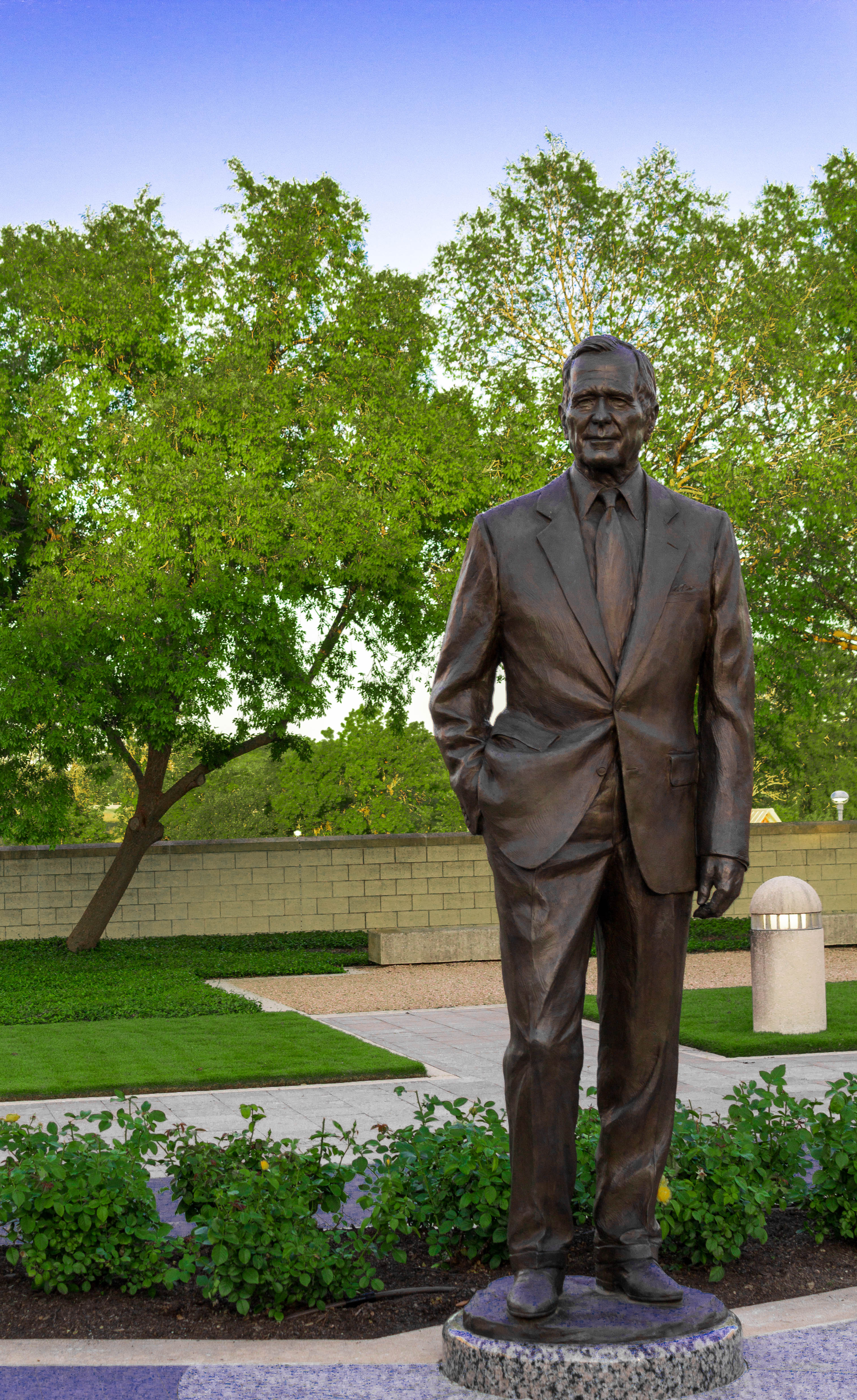george_hw_bush_statue1