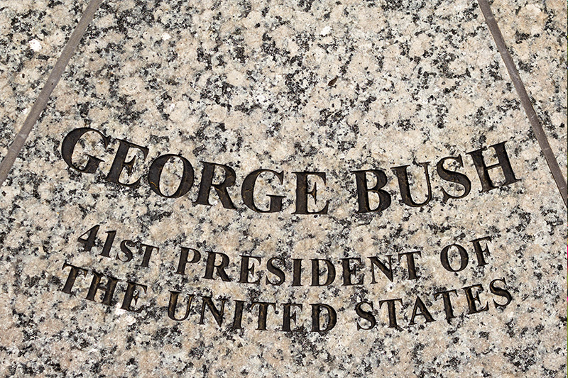 george_hw_bush_statue3
