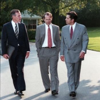 President Bush walks on the South Lawn Driveway with actor Bruce Willis
