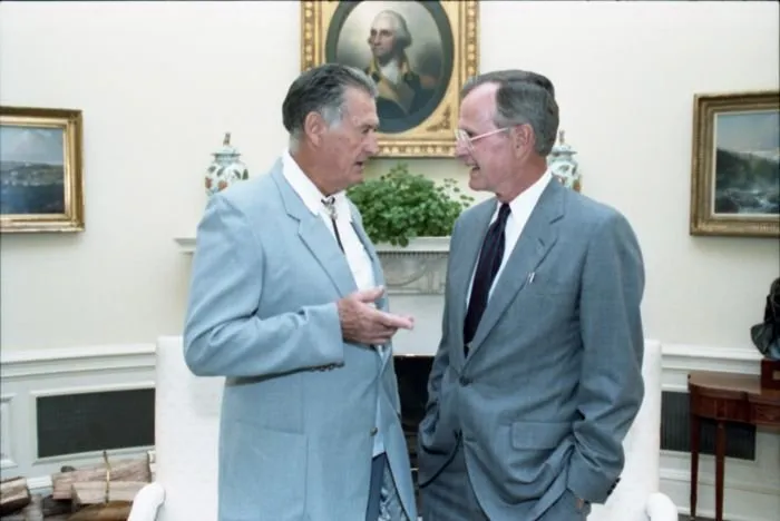 President Bush meets with Ted Williams in the Oval Office