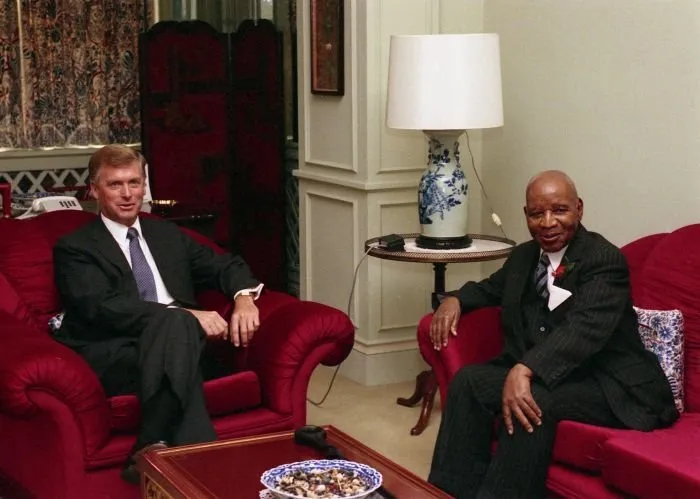 Vice President Quayle visits with President Dr. H. Kamuzu Banda of Malawi, Africa