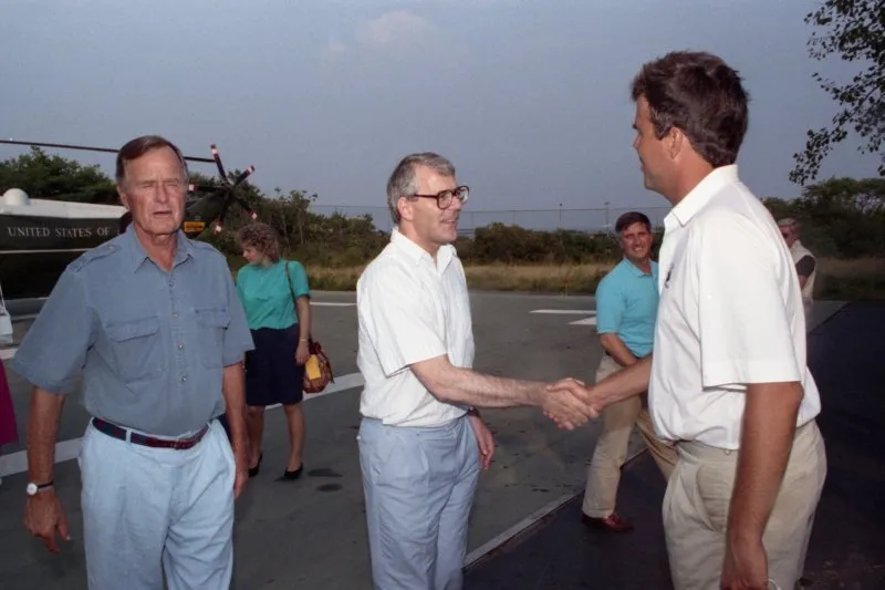 President Bush and Barbara Bush greet PM John Major, and introduce him to Jeb and Family