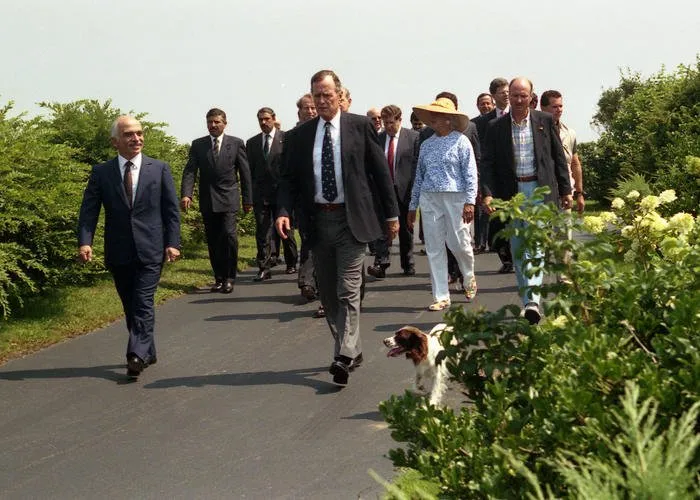 President and Mrs. Bush greet King Hussein of Jordan as they walk to the house; Walker's Point, Kennebunkport, Maine