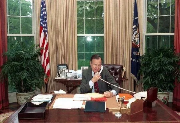President Bush speaks on telephone with Helmut Kohl
