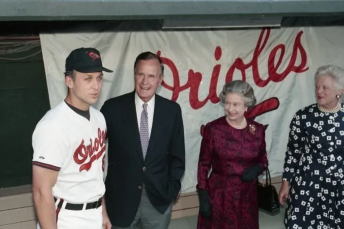 President Bush,  Barbara Bush,  and Queen Elizabeth take a photo with Cal Ripken, Jr
