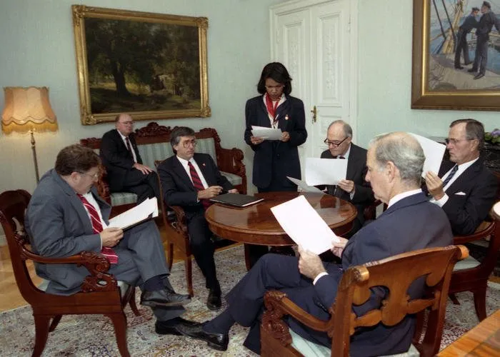 President Bush meets with senior staff prior to the bilateral meeting with President Gorbachev, Presidential Palace, Helsinki, Finland