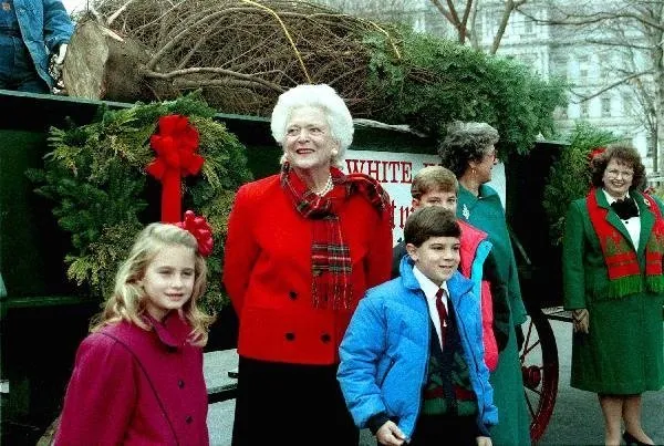 Mrs Bush presentation of White House Christmas Tree