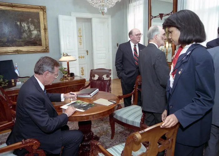 President Bush meets with staff including Marlin Fitzwater, Gen Scowcroft, and Condoleezza Rice during the Summit in Helsinki, Finland