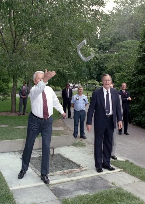 President Bush and Boris Yeltsin pitch horseshoes