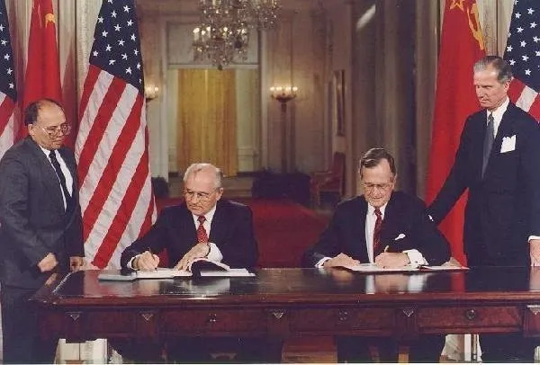President Bush and Gorbachev Sign US/USSR agreements in East Room