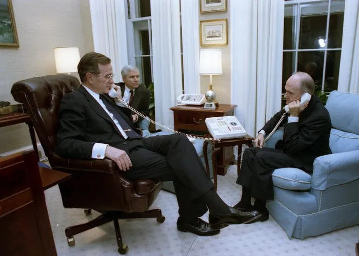 President Bush notifies Congressional leadership of the start of the air campaign against Iraqi forces