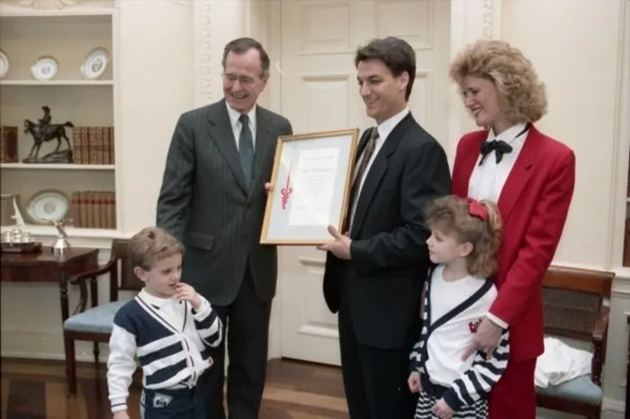 President Bush presents the Cancer Courage Award to Dave Dravecky