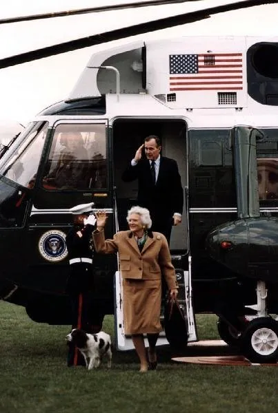 President and Mrs Bush leave Marine One