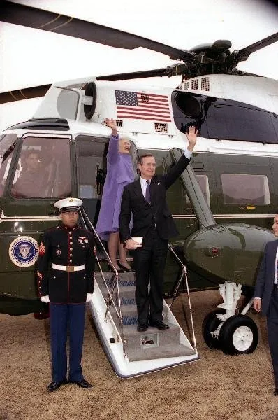 President and Mrs Bush wave from the steps of Marine One
