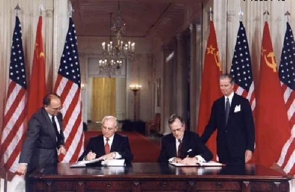 President Bush and Gorbachev Sign US/USSR agreements in East Room