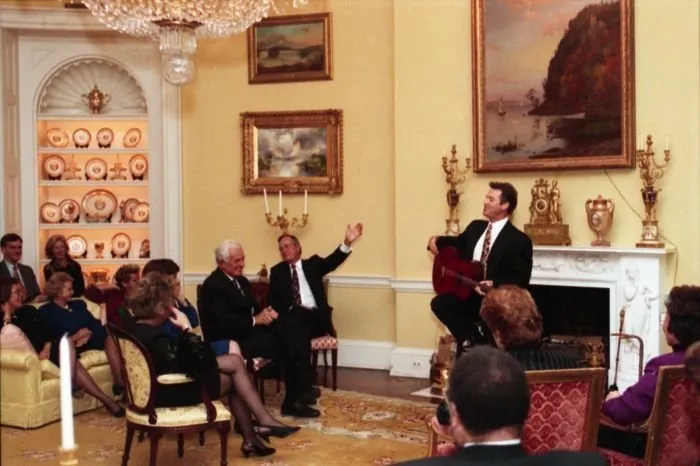 Country singer Larry Gatlin performs for President Bush and guests in the Yellow Oval Room