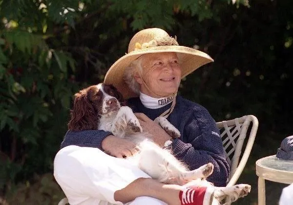 Mrs. Bush and Millie watch President Bush play tennis