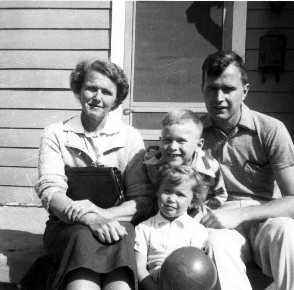 Dorothy Walker Bush with her Son, George, and Grandchildren, George W. and Robin