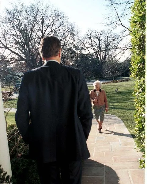 Barbara walks toward husband on Grounds of White House