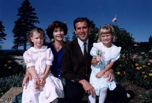 George W. Bush with his wife, Laura, and daughters Jenna (R) and Barbara (L), Walker's Point