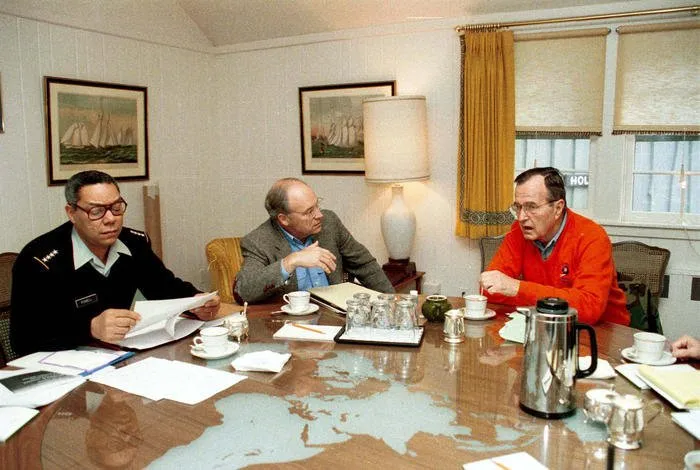 President Bush meets with Gen. Colin Powell and Secretary Dick Cheney in Holly Lodge at Camp David