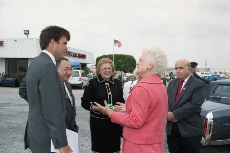 Barbara Bush arrives in Ft Lauderdate and is met by Jeb
