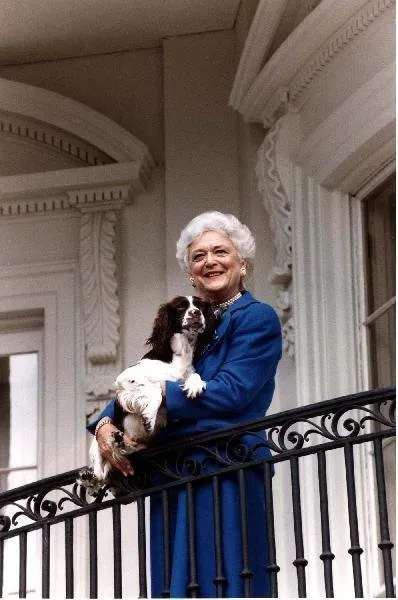 Barbara Bush and Millie pose for cover of "Millie's Book"