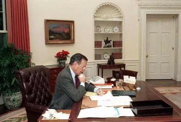 President Bush speaks on telephone with Helmut Kohl