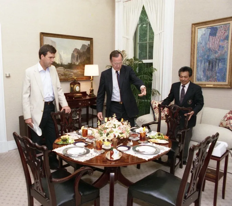 President Bush has lunch with his son, Jeb, and friends