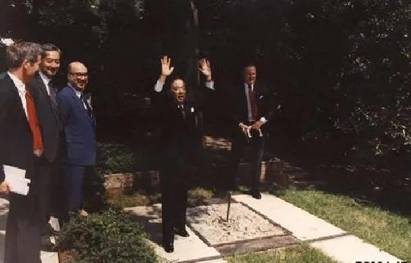President Bush pitching horseshoes with PM Toshiki Kaifu